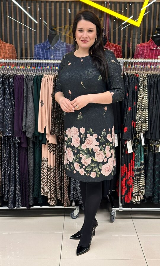 Sukienka dzianinowa trapezowa czarna z różą glitter 42-52