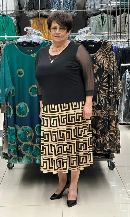 Sukienka dzianinowa z kloszem czarny grecki beż 42-50