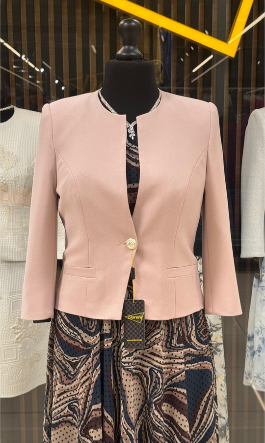 Beżowy krótki gładki żakiet 42-52